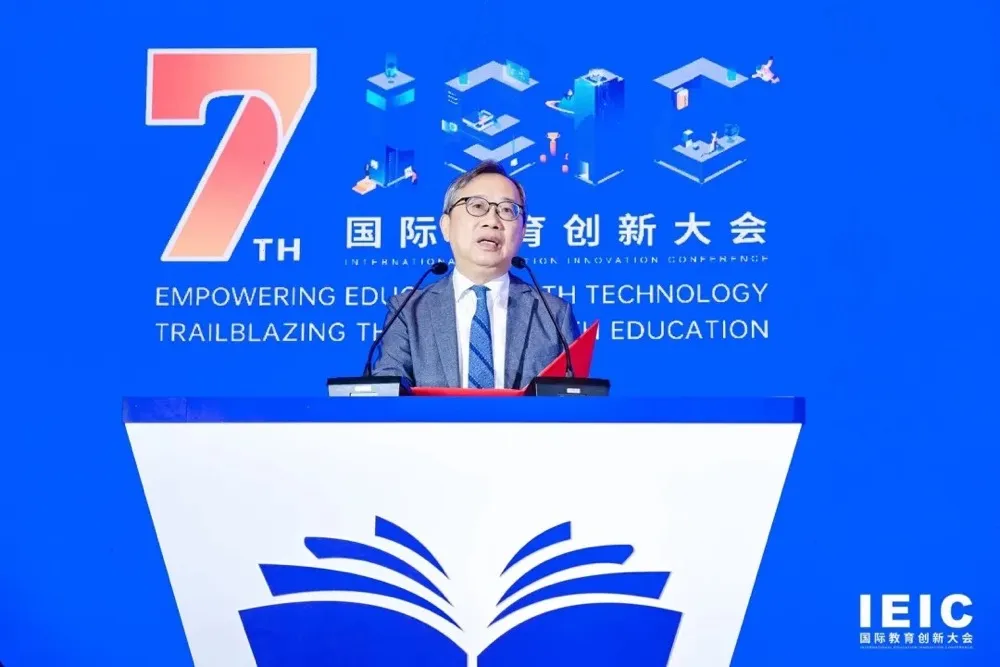 十一、十二屆全國政協常委，上海市人大常委會原副主任，上海現代服務業聯合會原會長  鄭惠強 | 第七屆IEIC大會學生成長論壇致辭